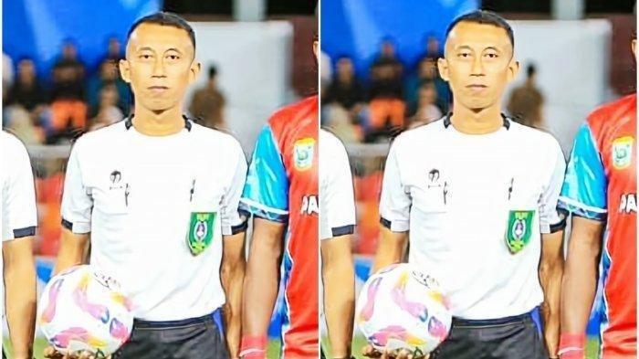 Wasit Asal OKU Timur Eko Agus Sugiharto (pegang bola) ketika memimpin laga PON Aceh-Sumut, Kamis (5/9/2024).