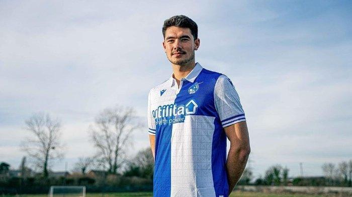 Bek Timnas Indonesia, Elkan Baggott resmi dipinjamkan ke Bristol Rovers hingga akhir musim, Jumat (2/2/2024). Pelatih Bristol Rovers Matt Taylor merasa terheran-heran melihat rapor Elkan Baggot di Timnas Indonesia lebih banyak ketimbang di level klub.