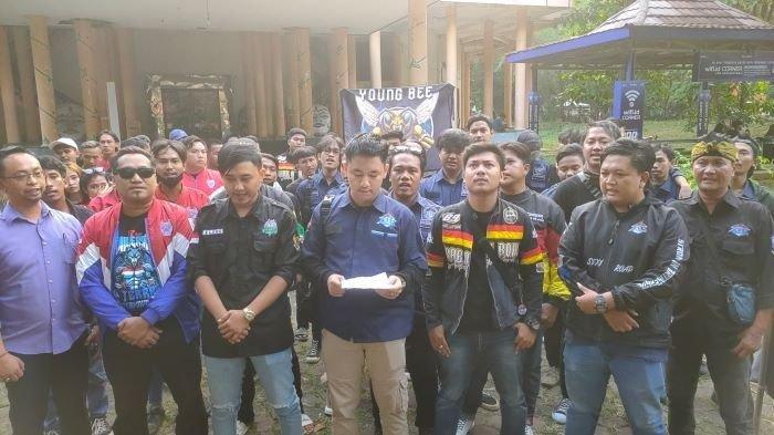 Empat kelompok motor di Cirebon, yaitu XTC, Moonraker, Konack, dan GBR, menggelar pembacaan petisi terkait kasus Vina dan Eki yang menyangkutpautkan dengan geng motor di sebuah halaman Gedung Kesenian Kota Cirebon, Kamis (30/5/2024).