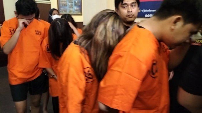 Enam tersangka kasus narkoba saat dihadirkan dalam jumpa pers di Polres Metro Jakarta Selatan, Selasa (23/4/2024) malam. Salah satunya sosok Selebgram terkenal.
