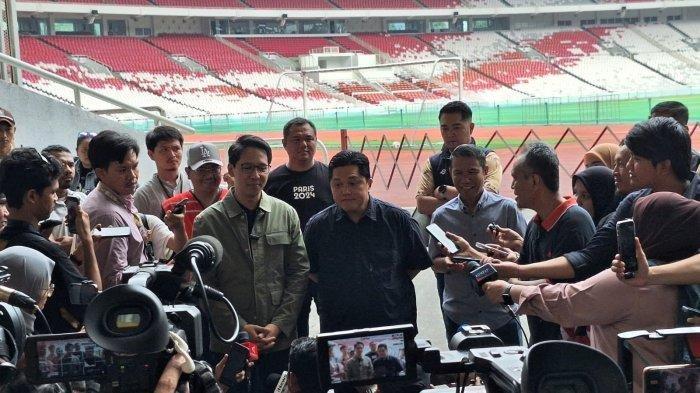 Ketua Umum PSSI, Erick Thohir bersama Direktur Utama PPKGBK, Rakhmadi Afif Kusumo dan Sekjen PSSI, Yunus Nusi saat meninjau rumput SUGBK jelang laga kontra Jepang dan Arab Saudi, Senayan, Jakarta, Jumat (8/11/2024).