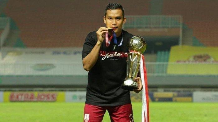 Eriyanto saat mengangkat trofi Liga 2 yang dimenangkan Persis Solo pada musim 2021.