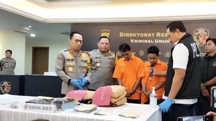 FA dan NA, dua tersangka kasus pembunuhan pria yang jasadnya terbungkus sarung, saat dihadirkan dalam jumpa pers di Polda Metro Jaya, Jakarta Selatan, Selasa (14/5/2024).