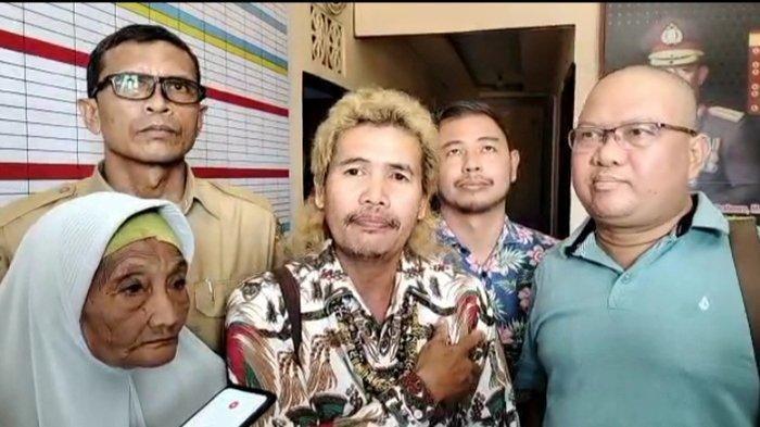 Penasehat Hukum keluarga nenek JaEnab, Jelani Christo yang berasal dari Lembaga Bantuan Hukum Majelis Adat Dayak Nasional saat berada di Polsek Jongkat bersama Nenek Jainab, Senin 3 Juli 2023.