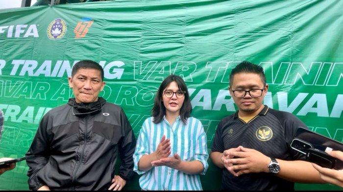 Direktur Utama PT Liga Indonesia Baru (LIB), Ferry Paulus, mendampingi Wakil Ketua Umum (Waketum) PSSI, Ratu Tisha (tengah), dan Direktur Operasional PT LIB, Asep Saputra, di JSI Resort, Bogor, Jawa Barat, Sabtu (17/2/2024).
