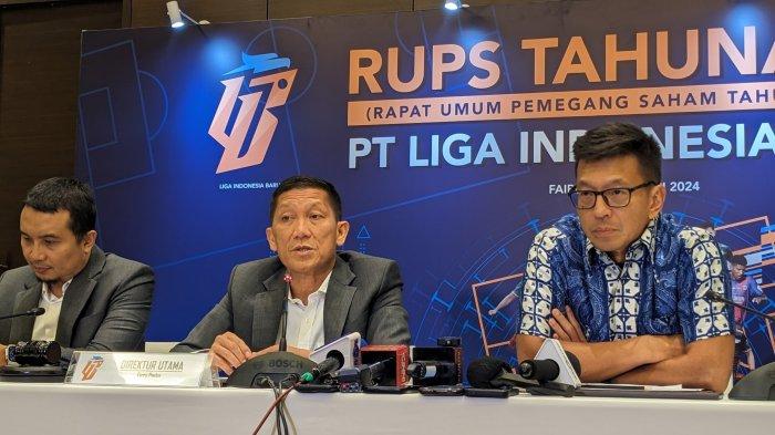 Direktur Utama PT LIB, Ferry Paulus (Tengah) dan Komisaris PT LIB Teddy Tjahjono, dalam konferensi pers RUPS PT LIB di Hotel Fairmont, Jakarta, Rabu (26/6/2024)