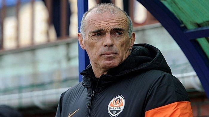 Arema FC akhirnya menentukan pelatih baru pada pelatih Fernando Valente. Manajemen Arema FC dikabarkan telah menunjuk Fernando Valente yang berasal dari Portugal itu sebagai pelatih kepala meski belum diumumkan resmi.