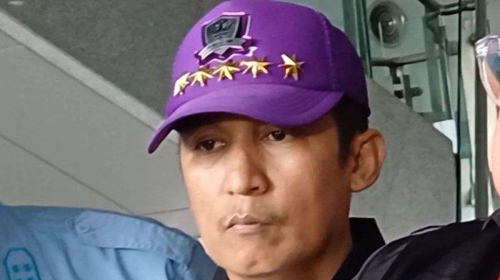 Firdaus Oiwobo tak segan mengaku memiliki gunung yang di dalamnya terdapat uranium, di Dompu, Nusa Tenggara Barat.