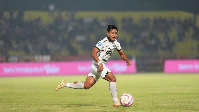 Bek kiri Persija Jakarta, Firza Andika beraksi di kompetisi Liga 1.