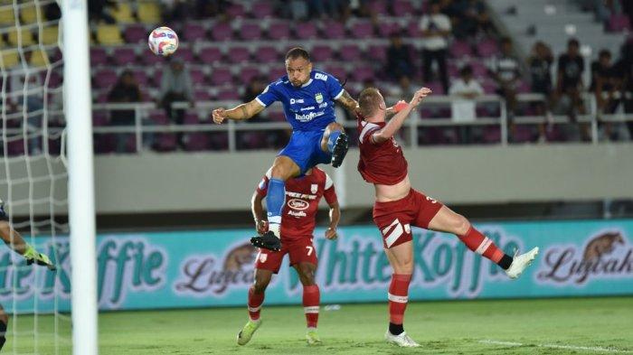 Bek Persib Bandung, Gustavo Franca menanduk bola ke gawang Persis Solo pada pertandingan pekan ke-17 Liga 1 2024/2025 di Stadion Manahan.