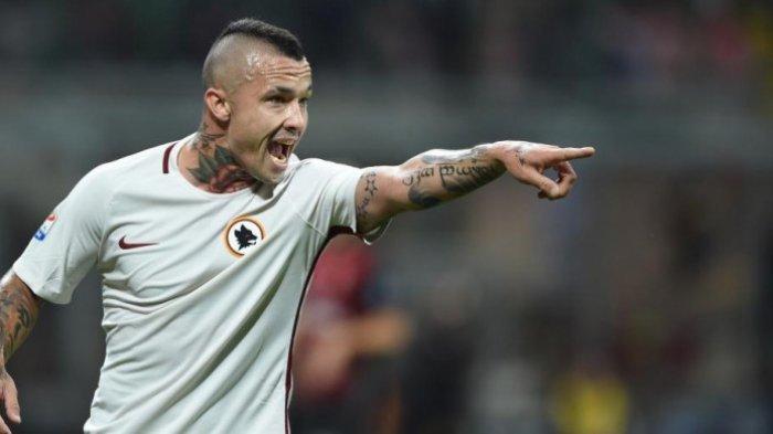 Gelandang AS Roma, Radja Nainggolan, menunjukkan reaksi dalam partai Liga Italia lawan AC Milan di Stadion San Siro, Milan, 7 Mei 2017.