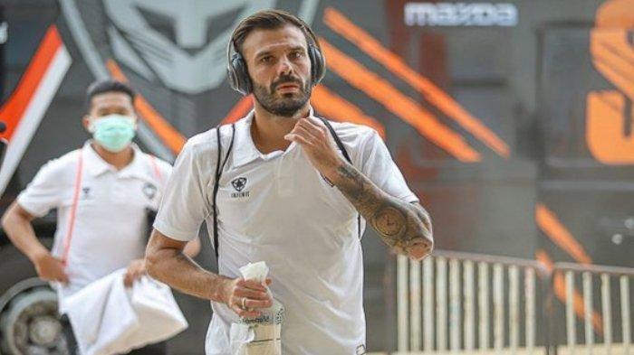 Gelandang Persib Bandung, Tyronne Gustavo del Pino.