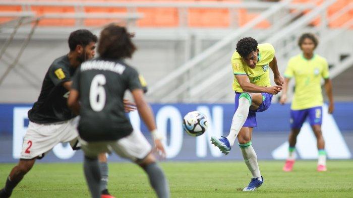 Gelandang Timnas Brasil U-17 Luighi Hanri Sousa Santos menendang bola ke gawang Kaledonia Baru dalam ajang Piala Dunia U-17 2023 di Jakarta International Stadium (JIS), Selasa (14/11/2023).