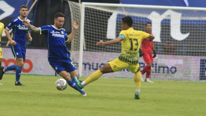 Gelandang tengah Persib Bandung, Marc Klok, berebut bola dengan pemain Barito Putera pada laga pekan ke-10 Liga 1 2022/2023 di Stadion Gelora Bandung Lautan Api (GBLA), Jumat (16/9/2022) malam. Laga Persib vs Barito Putera berakhir dengan skor 5-1 untuk kemenangan Maung Bandung.