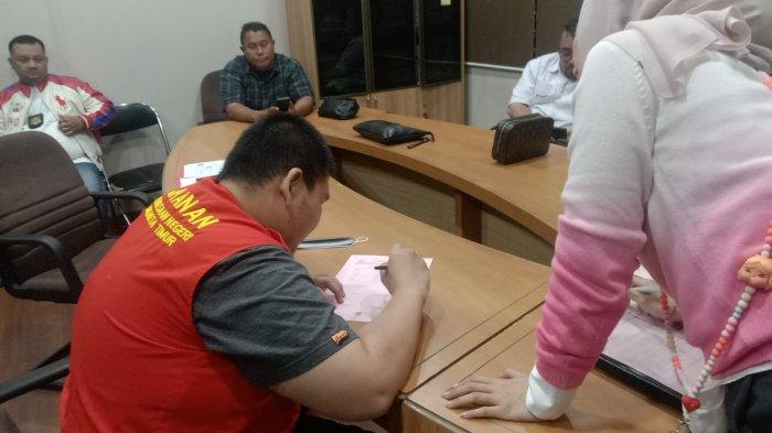 PELIMPAHAN TERSANGKA - George Sugama Halim saat dihadirkan dalam proses tahap II atau pelimpahan tersangka dari Polres Metro Jakarta Timur ke Kejaksaan Negeri Jakarta Timur, Jumat (28/2/2025)