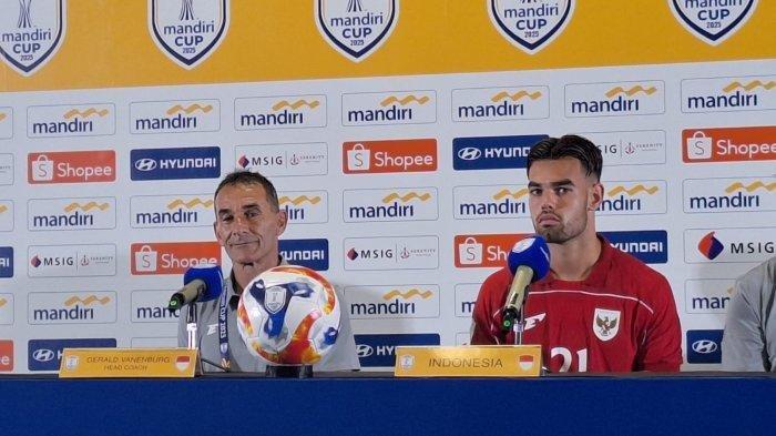 Pelatih Timnas Indonesia U-23, Gerald Vanenburg bersama dengan pemainnya Jens Raven di Stadion Utama Gelora Bung Karno, Senayan, Jakarta, Selasa (15/7/2025).
