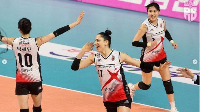 Pevoli Giovanna Milana alias Gia bersama rekans etimnya di Red Sparks melakukan selebrasi usai mencetak poin di Liga Voli Korea.