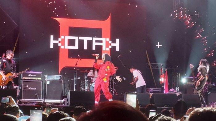 Kemeriahan musik hiburan di panggung Ancol Festival, Pantai Festival, Ancol malam ini Sabtu (4/6/2022). Group Band Kotak tampil membawakan beberapa lagu andalannya.