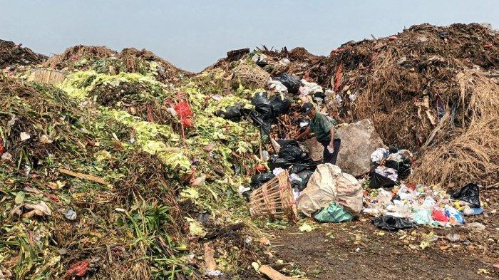 Gunungan sampah pada tempat penampungan sementara di Pasar Induk Kramat Jati, Jakarta Timur, Jumat (7/9/2023).