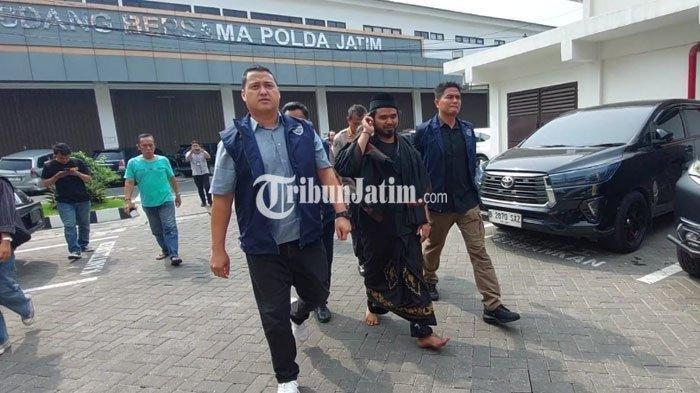 Gus Samsudin digelandang ke Gedung Ditreskrimsus Mapolda Jatim untuk diperiksa terkait video ajaran sesat bolehkan tukar pasangan, Kamis (29/2/2024).