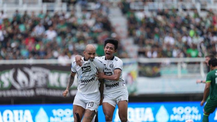Selebrasi dari dua pemain Persija Jakarta, Gustavo Almeida dan Firza Andika di kompetisi Liga 1.