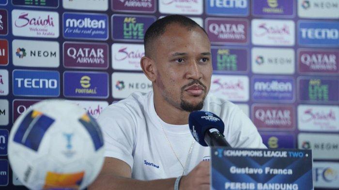 Bek Persib Bandung, Gustavo Franca melakukan jumpa pers.