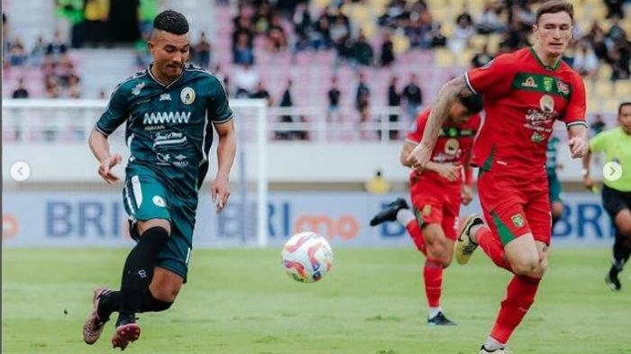 Penyerang PSS Sleman Gustavo Tocantins dikawal bek Persebaya Surabaya, Slavko Damjanovic.