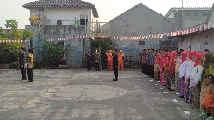 Pelaksanaan upacara pengibaran merah putih memperingati HUT Ke-78 RI di RW 02, Cilangkap, Cipayung, Jakarta Timur, Kamis (17/8/2023)