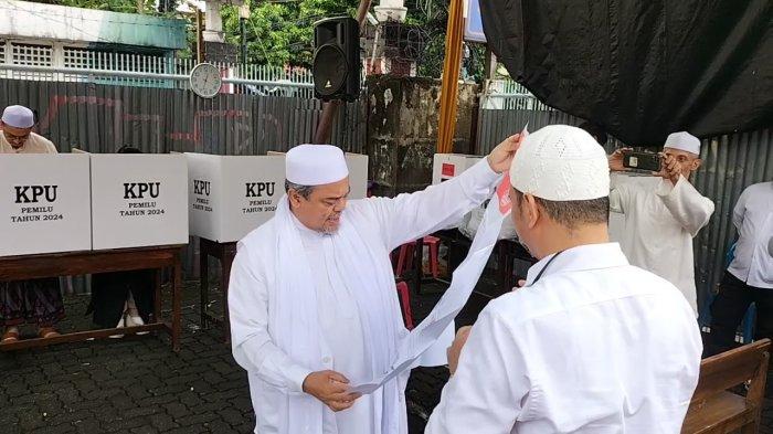 Habib Rizieq Shihab di TPS 47, Petamburan, Tanah Abang, Jakarta Pusat (14/2/2024). (4)