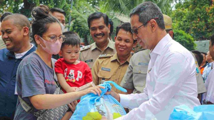 Penjabat (Pj) Gubernur DKI Heru Budi Hartono meninjau pelaksanaan program Sembako Murah di Kelurahan Gunung Sahari Utara, Sawah Besar, Jakarta Pusat, Senin (22/1/2024).
