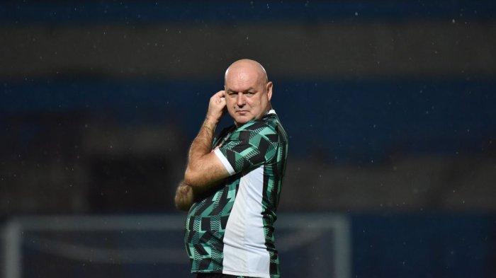 Pelatih Persib Bandung, Bojan Hodak memimpin sesi latihan.