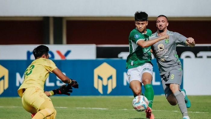 Penyerang PSS Sleman Hokky Caraka dikawal ketat bek asing Persebaya Surabaya Dusan Stevanovic di Stadion Maguwoharjo, Sleman, Sabtu (26/8/2023).