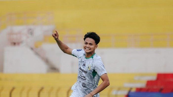 Hokky Caraka saat mencetak gol untuk PSS Sleman