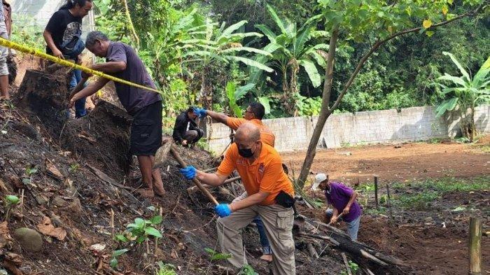Tim Inafis Satreskrim Polresta Banyumas saat melakukan penggalian di lokasi penemuan dugaan kerangka bayi korban aborsi di RT 1 RW 4 Kelurahan Tanjung, Purwokerto Selatan, Kabupaten Banyumas, Kamis (22/6/2023).