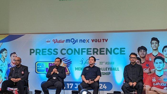 Ketua PP PBVSI Imam Sudjarwo (kedua kiri),