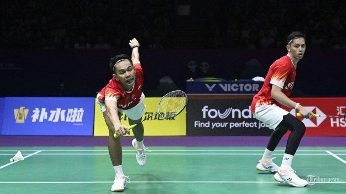 Indonesia Fajar Alfian (Kiri) dan Muhammad Rian Ardianto bermain satu poin melawan Taiwan Lee Yang dan Wang Chi-lin pada pertandingan semifinal ganda putra di turnamen bulu tangkis Piala Thomas dan Uber di Chengdu, di provinsi Sichuan barat daya Tiongkok pada 4 Mei, 2024.