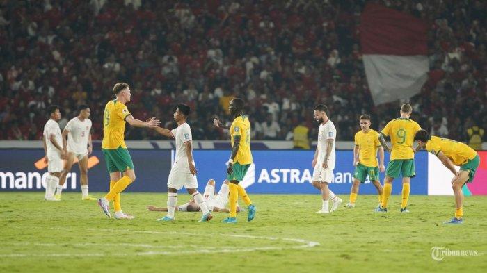 Pemain Timnas Indonesia bersalaman dengan Pemain Australia usai pertandingan Grup C putaran ketiga Kualifikasi Piala Dunia 2026 Zona Asia melawan Australia di Stadion Utama Gelora Bung Karno (SUGBK), Jakarta, Selasa (10/9/2024). Timnas Indonesia berhasil menahan imbang Australia dengan skor 0-0.