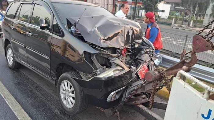 Insiden kecelakaan hari ini terjadi di Tol JORR, mobil berpelat nomor merah diderek pada Senin (21/8/2023).