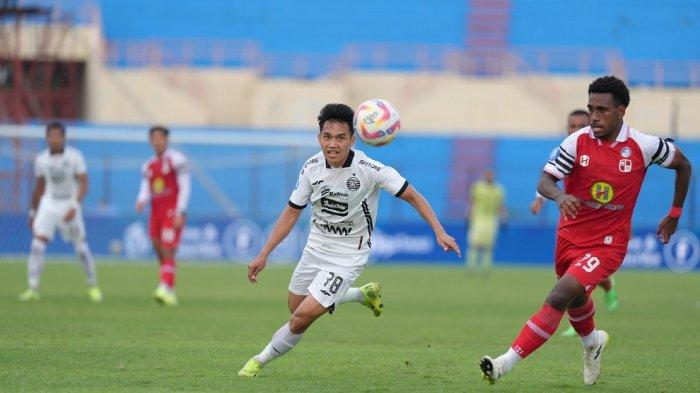 Penyerang Persija Jakarta, Witan Sulaeman berusaha mengejar bola dikawal pemain Barito Putera, Iqbal Gwijangge.