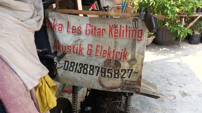 Ivan Rivani (51), penyandang disabilitas tunadaksa yang membuka les gitar akustik dan elektrik di rumahnya, Pulogadung, Jakarta Timur, Rabu (18/10/2023).
