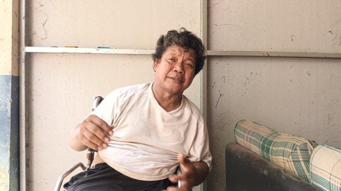 Ivan Rivani (51), penyandang disabilitas tunadaksa yang membuka les gitar akustik dan elektrik di rumahnya, Pulogadung, Jakarta Timur, Rabu (18/10/2023).