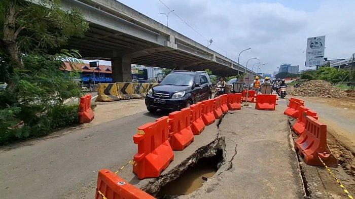 Jalan Kalimalang tepat setelah jembatan Lagoon arah Jakarta amblas, kondisi tersebut berdampak kemacetan hingga pengendara khawatir celana, Selasa (11/2/2025). (TribunJakarta/Yusuf Bachtiar)..