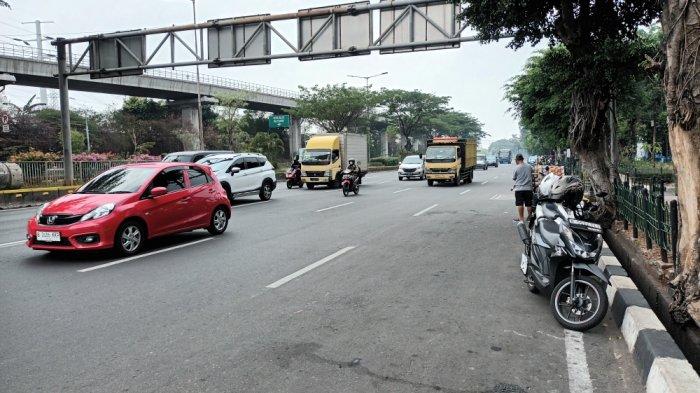 Jalan Mayjen Sutoyo lokasi pengendara sepeda motor dianiaya pria bersenjata api, Cawang, Kramat Jati, Jakarta Timur, Selasa (7/11/2023).