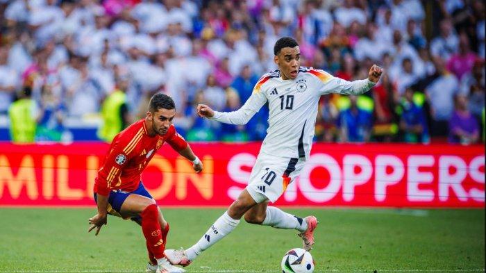 Penyerang Jerman, Jamal Musiala dikawal ketat pemain Spanyol Ferran Torres.