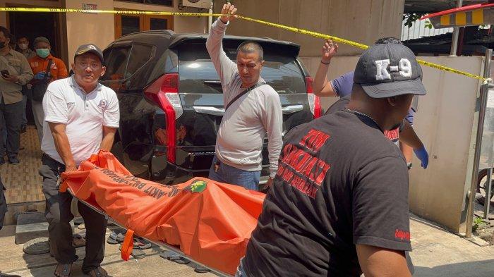 Jasad korban ketika dievakuasi masuk ke dalam ambulans, Kamis (10/8/2023).