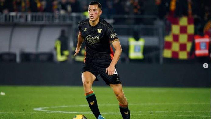 Aksi bek Venezia FC, Jay Idzes saat berlaga di Serie A Liga Italia.