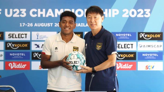 Pelatih Timnas Indonesia u-23 Shin Tae-yong dan pemain Jeam Kelly Sroyer.