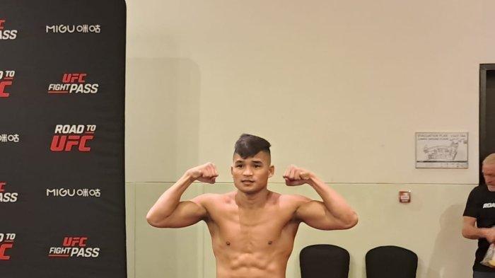 Petarung UFC asal Indonesia, Jeka Saragih, saat mengikuti sesi timbang badan