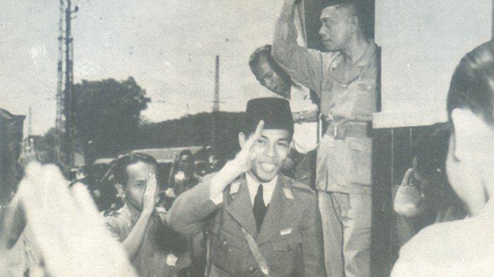 Jenderal Sudirman tiba di Stasiun Manggarai tahun 1946. (Koleksi ANRI)