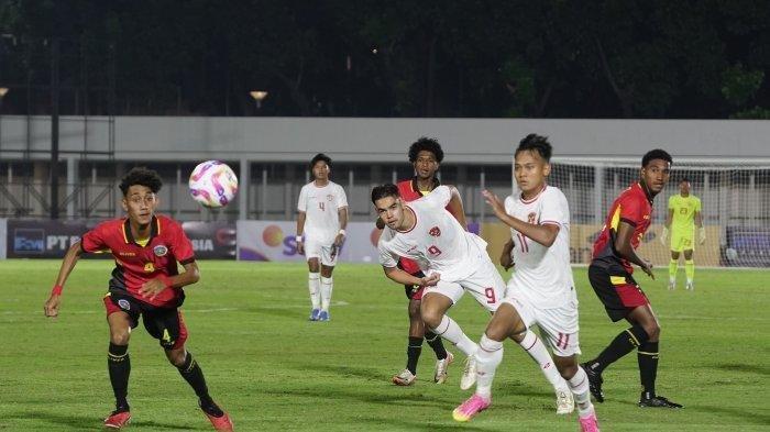 Pesepak bola Timnas Indonesia U-20 Jens Raven & M Riski Afrisal berebut bola dengan persepak bola Timnas Timor Leste U-20 pada pertandingan Grup F Kualifikasi Piala Asia U-20 2025 di Stadion Madya Gelora Bung Karno, Jakarta Selatan, Jumat (27/9/2024).